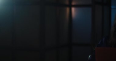 Arkadaşlarıyla sohbet ederken gülümseyen genç bir kadın.