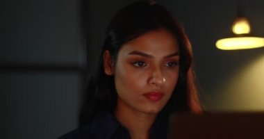 Arkadaşlarıyla sohbet ederken gülümseyen genç bir kadın.