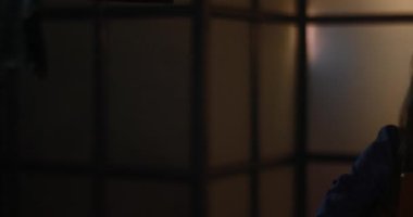 Arkadaşlarıyla sohbet ederken gülümseyen genç bir kadın.