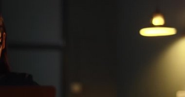 Arkadaşlarıyla sohbet ederken gülümseyen genç bir kadın.