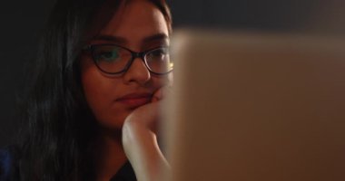 Arkadaşlarıyla sohbet ederken gülümseyen genç bir kadın.