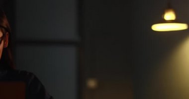 Arkadaşlarıyla sohbet ederken gülümseyen genç bir kadın.