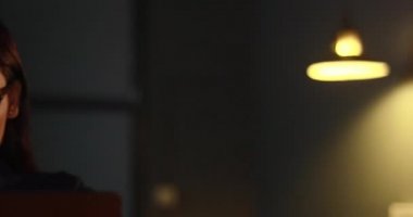 Arkadaşlarıyla sohbet ederken gülümseyen genç bir kadın.