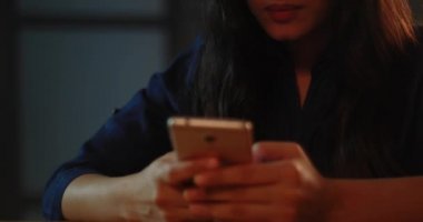 Arkadaşlarıyla sohbet ederken gülümseyen genç bir kadın.