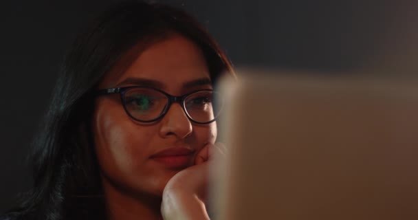 Mujer Joven Sonriendo Mientras Tiene Una Charla Con Sus Amigos — Vídeos de Stock