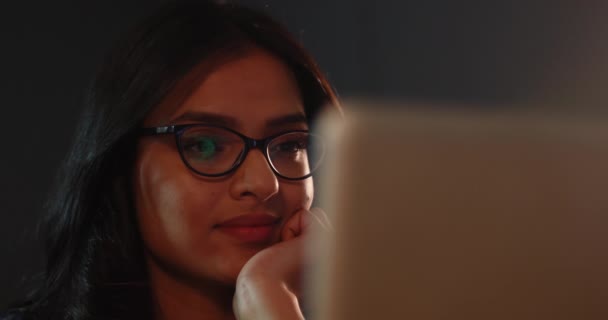 Młoda Kobieta Uśmiechnięta Podczas Rozmowy Przyjaciółmi Whats App — Wideo stockowe