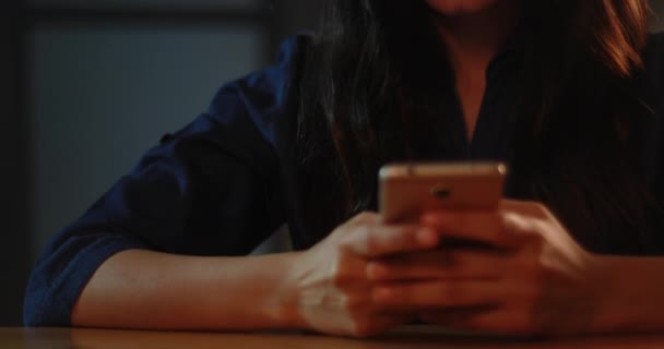 Wanita Muda Tersenyum Sambil Mengobrol Dengan Teman Temannya Aplikasi Apa — Stok Video