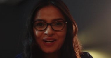 Güzel bir kadın video konuşmasında konuşuyor.