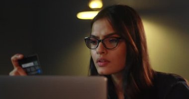 Genç bir kadın internet üzerinden ödemelerini yapıyor.