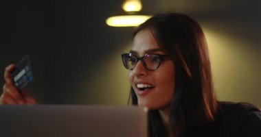 Genç bir kadın internet üzerinden ödemelerini yapıyor.