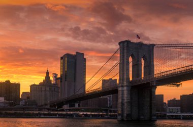 Brooklyn Köprüsü günbatımı Doğu Nehri üzerinde