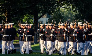 Günbatımı töreni her yaz ABD deniz piyadeleri Anıtı, Arlington, Va içinde yer alır
