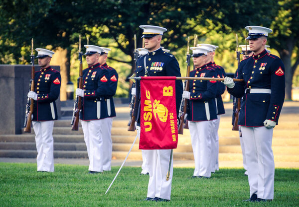 8 августа: Парад Сансет проходит каждое лето у мемориала Корпуса морской пехоты США в Арлингтоне, шт. Вирджиния

