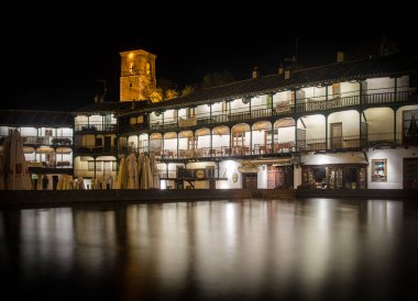 Chinchon Ana Meydanı 'nın balkonları 17 Mart 2017' de Chinchon, İspanya 'da bir gübreleme alanına karşı protestolar sergiliyor.