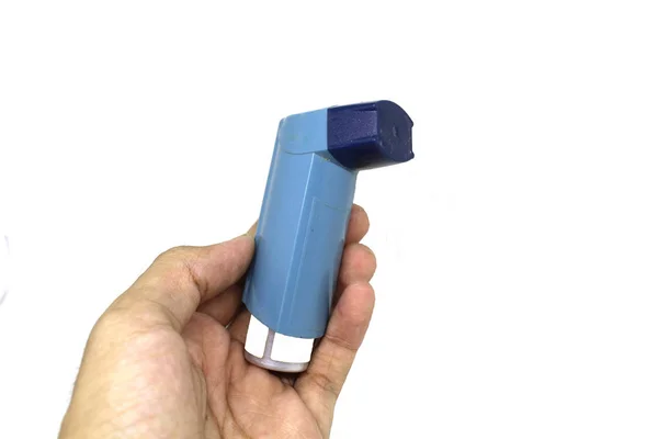El astım inhaler beyaz arka planda tutarak