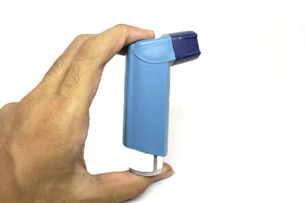 El astım inhaler beyaz arka planda tutarak