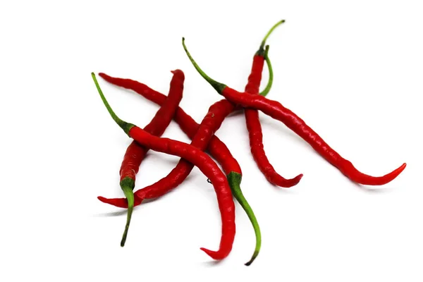 Beyaz bir arka plan üzerinde taze biber