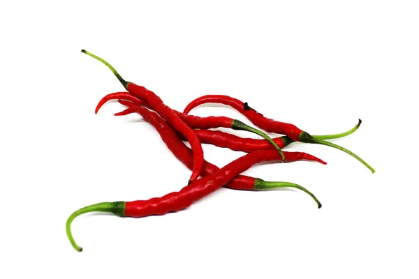 Beyaz bir arka plan üzerinde taze biber