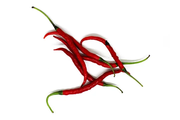 Beyaz bir arka plan üzerinde taze biber