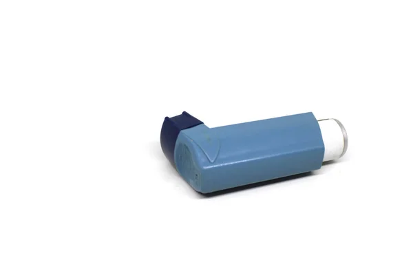 Mavi astım inhaler ile beyaz arka plan üzerinde izole boş etiket.
