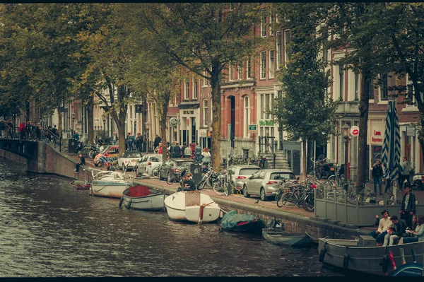 Nehir Amstel Simgesel Yapı eski Avrupa şehri sonbahar manzara tekneler ve turistler kanal Amsterdam Hollanda evleri