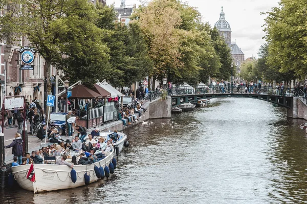 Kanal Amsterdam Hollanda nehir Amstel eski Avrupa şehri sonbahar manzara evleri