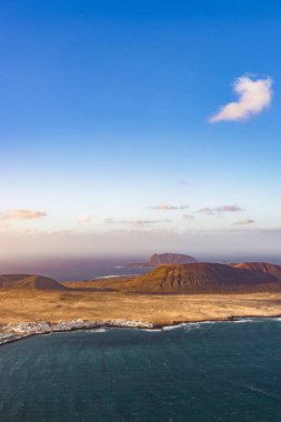 La Graciosa Adası Lanzarote sahil oceanview mavi gökyüzü ile kapalı