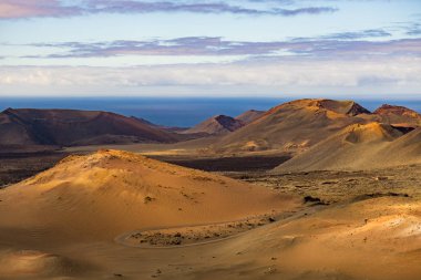 Okyanus arka plan Timanfaya Milli Parkı ile çöl sahne