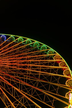 Gece renkli gökkuşağı dönme dolap kopya alanı ile