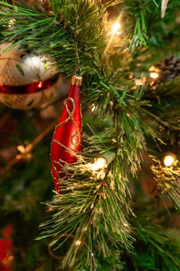Kırmızı yılbaşı süsleme tatil için parlayan ışıklar ile yeşil ağaç üzerinde