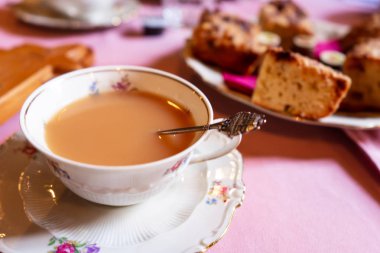 Çay kahve pasta arka planda ile çiçek plaka üzerinde