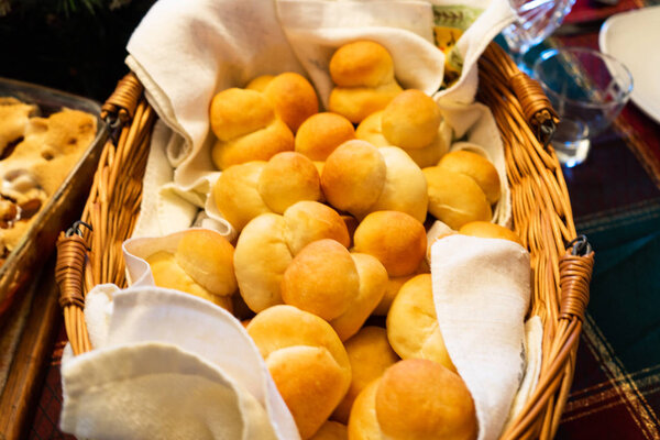 Традиционные меннонитские булочки в корзине на праздничном столе
