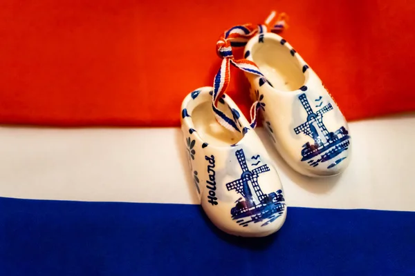 Mini Keramik Clogs Aus Holland Auf Holländischem Flaggenhintergrund — Stockfoto