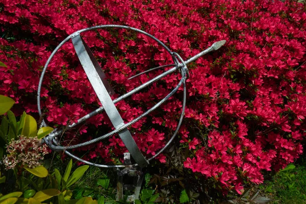 Metal Globe Garden Decoration Pink Flower Bush Background — Stock Photo, Image