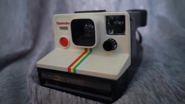 Vintage polaroid fotoğraf makinesi — Stok video