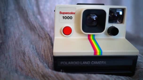 Vintage polaroid fotoğraf makinesi — Stok video