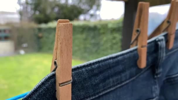 Farmernadrág Szárazon Lóg Ruhaszárítókötélen Fából Készült Ruhaszárítóval Kertben — Stock videók