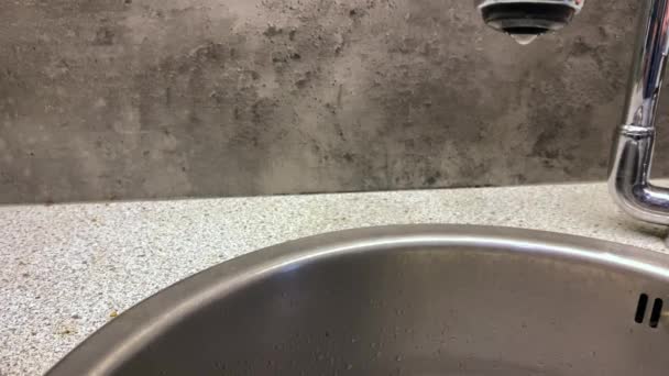 Tropfendes Wasser Aus Undichtem Wasserhahn Küchenspüle — Stockvideo