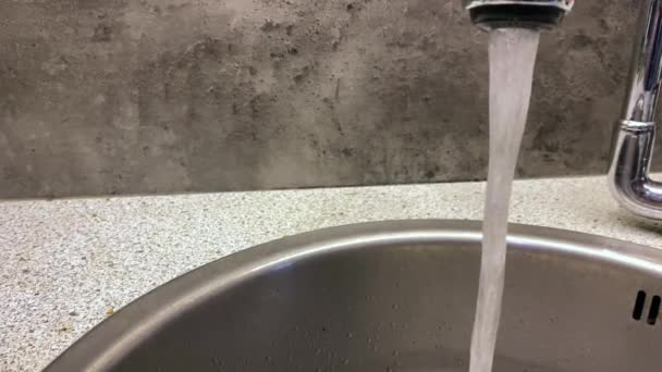 Bersihkan Air Yang Mengalir Dari Keran Wastafel Dapur — Stok Video