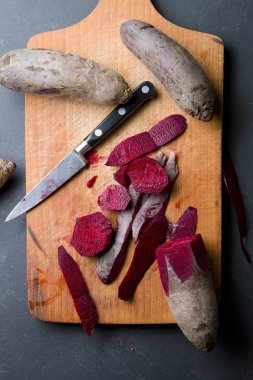 Ahşap üzerine doğal kırmızı pancar