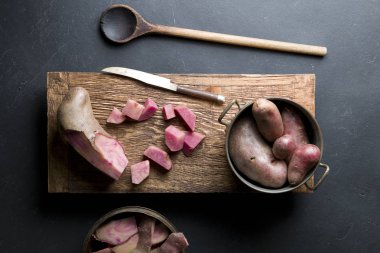 Lezzetli taze kırmızı patates karanlık bir arka plan üzerinde.