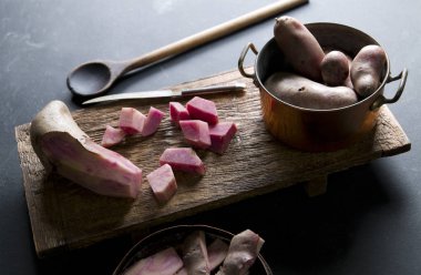 Lezzetli taze kırmızı patates karanlık bir arka plan üzerinde.