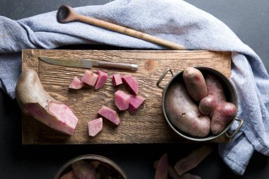 Lezzetli taze kırmızı patates karanlık bir arka plan üzerinde.