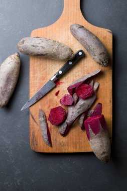 Ahşap üzerine doğal kırmızı pancar