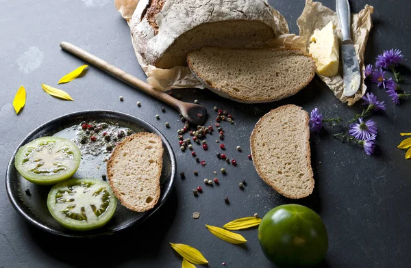 Yeşil Domates Taze Doğal Ekmek — Stok fotoğraf
