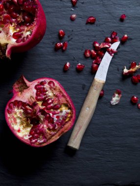 Nar meyve karanlık bir arka plan üzerinde