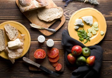 Üzerinde koyu renkli ahşap kahvaltı