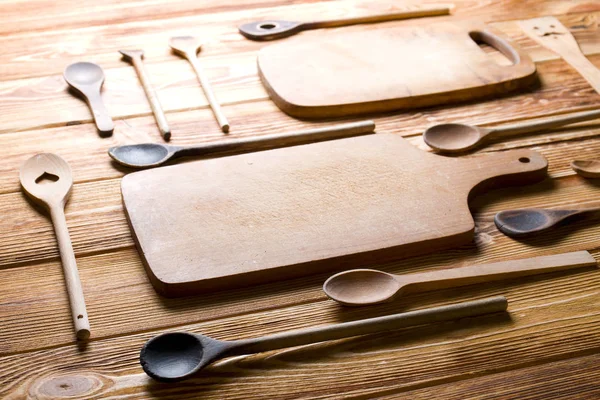 木制厨房配件在木头 切割板和木勺 — 图库照片