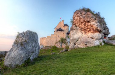 Bobolice güzel kalede görünümünü. Czestochowa bölge, Polonya.