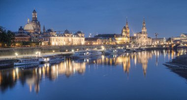 Akşam eski şehir panoraması. Dresden, Almanya.